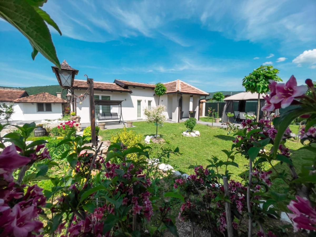 Family Estate Hadzalova Avlija Villa Bihac Bagian luar foto